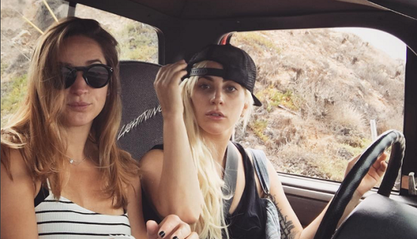 Сети позабавило фото мировой поп-звезды после сдачи на права