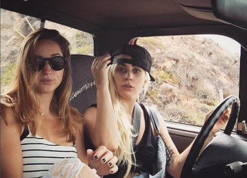 Сети позабавило фото мировой поп-звезды после сдачи на права