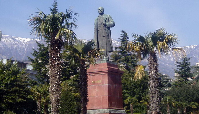 Художница пикантно надругалась над Лениным в Крыму