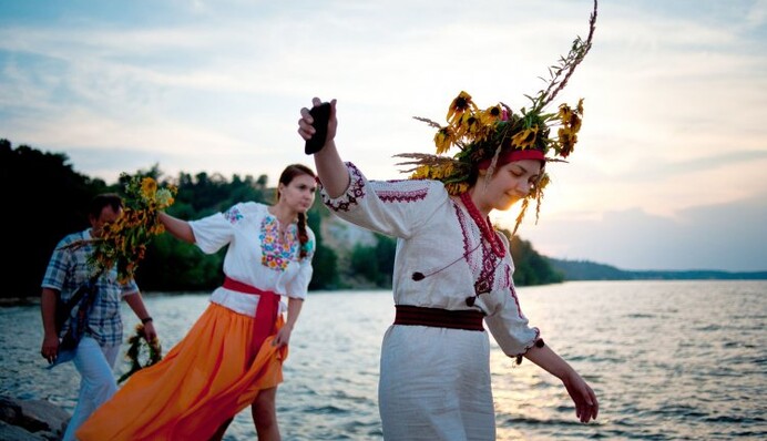 Ивана Купала: поиск цветка папоротника среди гор мусора