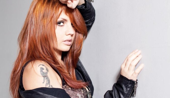 Стало известно, как российскую певицу заставили встать при гимне Украины