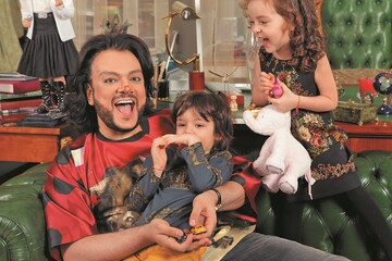 Матерью детей Киркорова оказалась украинка: опубликованы фото