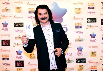 Украинская звезда позабавила перепалкой с женой по поводу тату и змеи