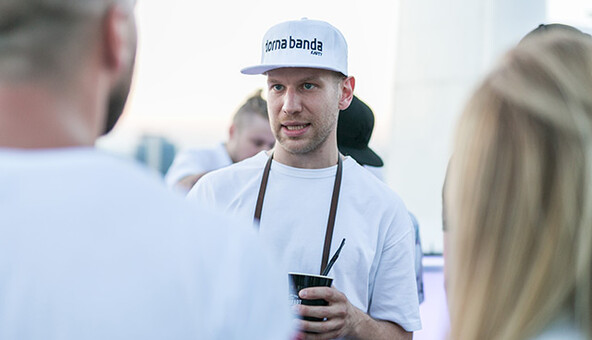 Поп-звезда покидает Украину: появились фото с громких проводов