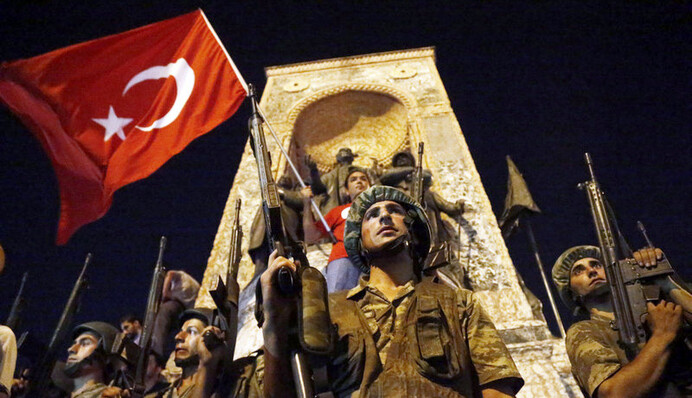 Спроба державного перевороту в Туреччині: хроніка подій, реакція соцмереж онлайн, ключові фото і відео