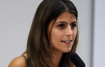 Сети поразило умилительное фото бразильского депутата с грудным ребенком