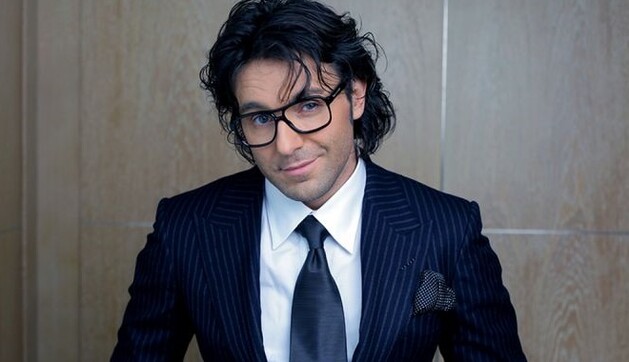 Известный российский ведущий взбудоражил сети своими неожиданными фото