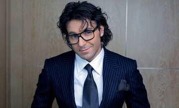 Известный российский ведущий взбудоражил сети своими неожиданными фото