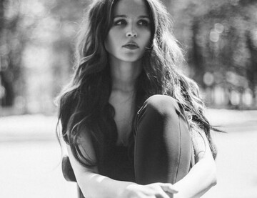 Российская художница рассмешила сети крайне необычным жестом