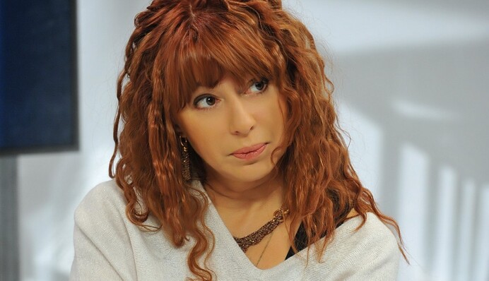 Поп-дива 90-х блеснула в сети эротической фотосессией