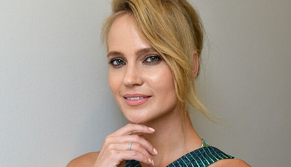 Российская поп-звезда поделилась пикантными фото в бассейне