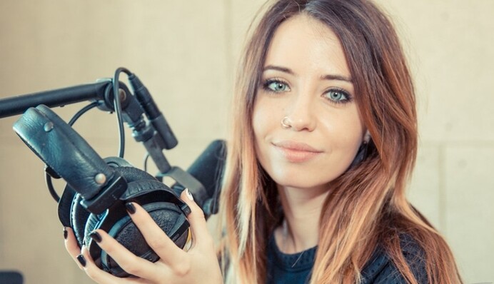 Украинская певица позабавила сети постельным селфи с новой наколкой