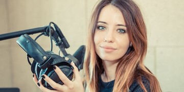 Украинская певица позабавила сети постельным селфи с новой наколкой