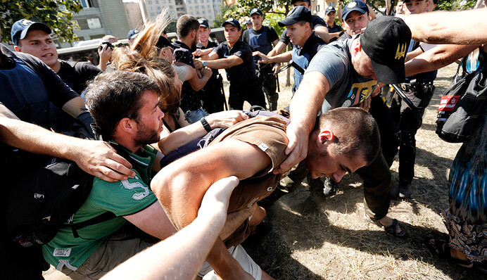 Ни дня без драки: яркие фото с заседания суда по делу роты 
