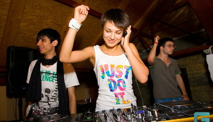 Подруга известного нардепа объяснила свои выступления в России