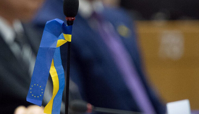 Путин аплодирует стоя: соцсети обсуждают демарш украинских журналистов