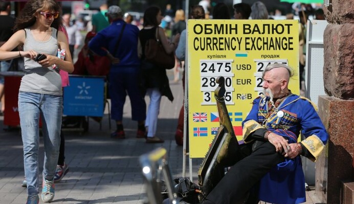 Что происходит с курсом: на какой отметке остановится падение гривны