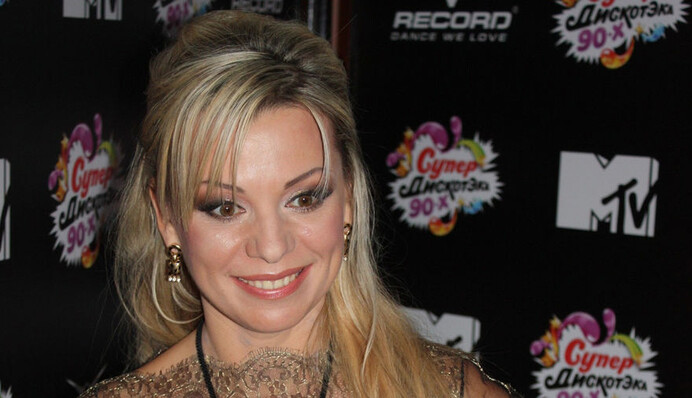 Поцелуй российской певицы с дочерью взбудоражил сети