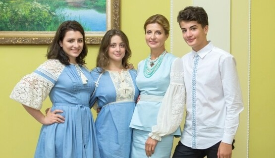 В сети отметили изысканные этнические наряды семьи Порошенко