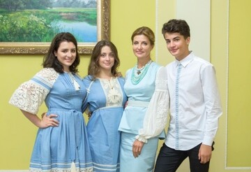 В сети отметили изысканные этнические наряды семьи Порошенко