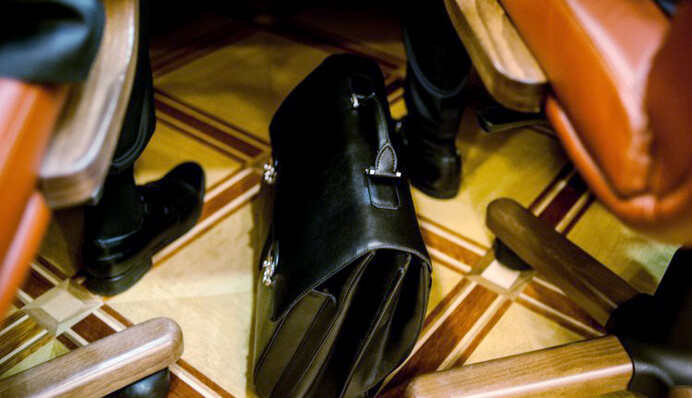 Чиновникам будут доплачивать почти по $2,5 тыс.