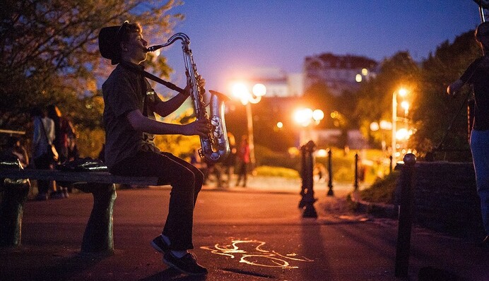Сети взорвало видео с уличным концертом в Киеве