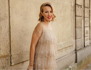 Российская телезвезда щегольнула в платье-вышиванке от украинского дизайнера