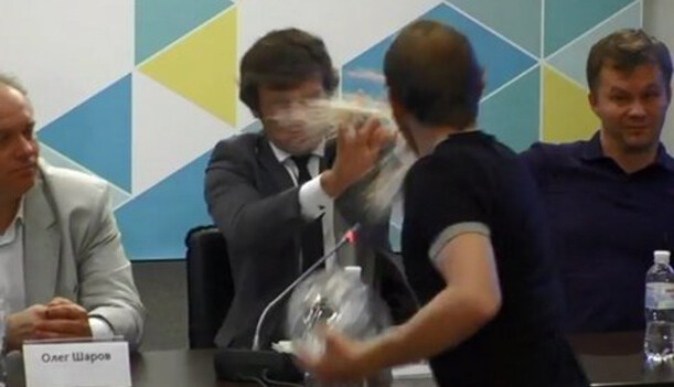 Углеводы в студию: в соцсетях смакуют торт, брошенный в замминистра финансов