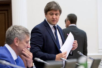 Минфин влезает в новые долги, чтобы погасить старые