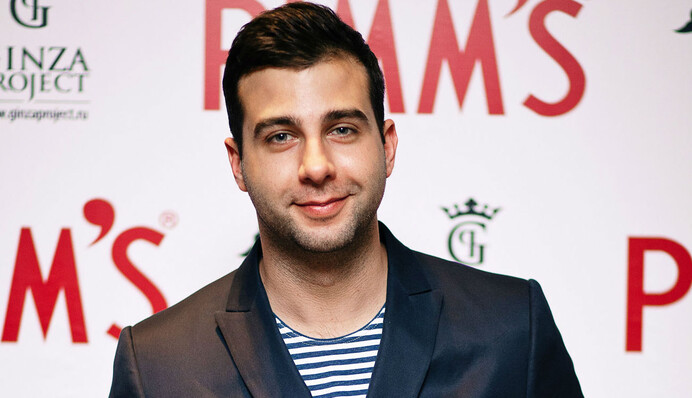 Земфиру с ее проукраинскими жестами подколол главный комик России