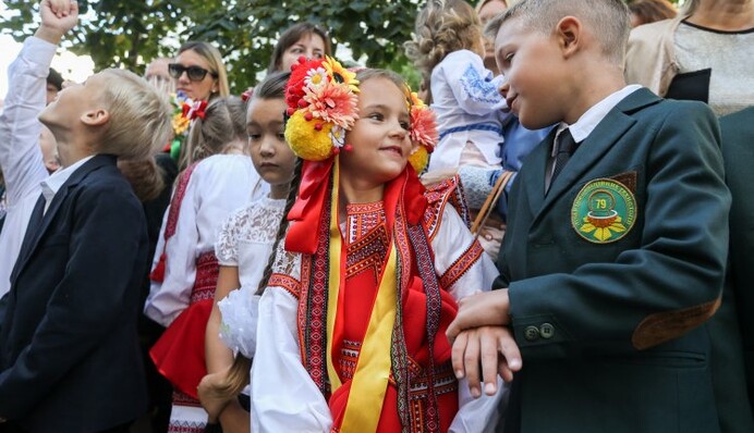 Первое сентября: украинские звезды устроили бум школьных фото в сети