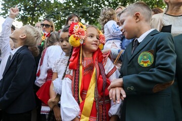 Первое сентября: украинские звезды устроили бум школьных фото в сети