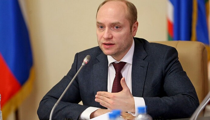 Дерзкое селфи с Путиным: появились скандальные данные об авторе