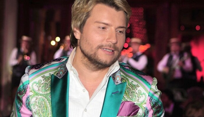 В сети высмеяли новый костюм российской звезды: опубликовано видео