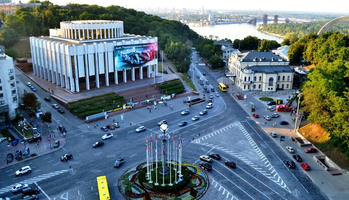 В центре Киева сняли на фото пикантную ситуацию