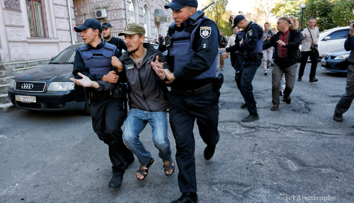 Драки под посольством России в Киеве: самые яркие фото