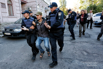 Бійки під посольством Росії в Києві: найяскравіші фото