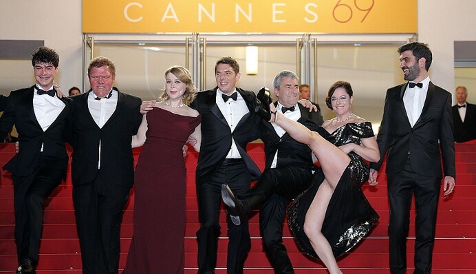 Журналисты показали фото с самыми скандальными платьями фестиваля в Каннах