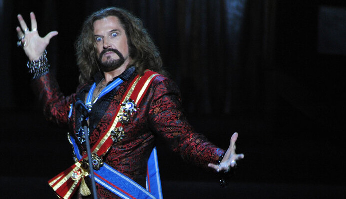 К ажиотажу с Питтом и Джоли подключили одиозную российскую звезду