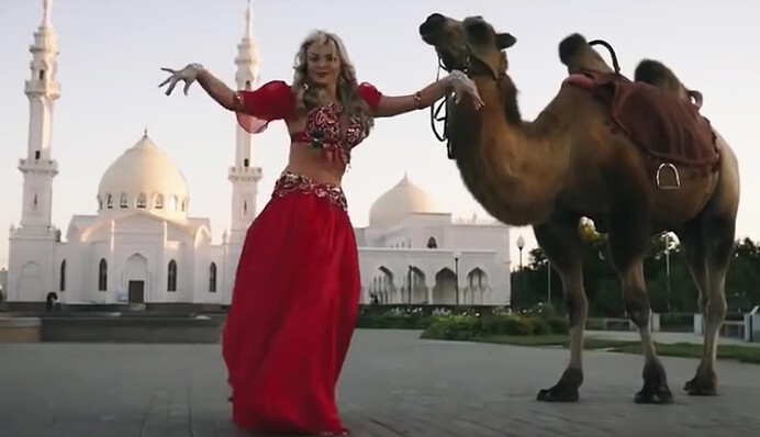 В РФ случился скандал из-за пикантного танца у мечети: опубликовано видео