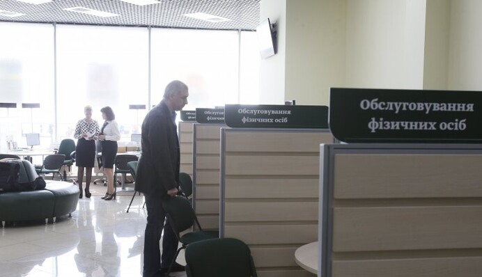 Пенсионерам ограничат доступ к пенсиям: число банков для соцвыплат сократили