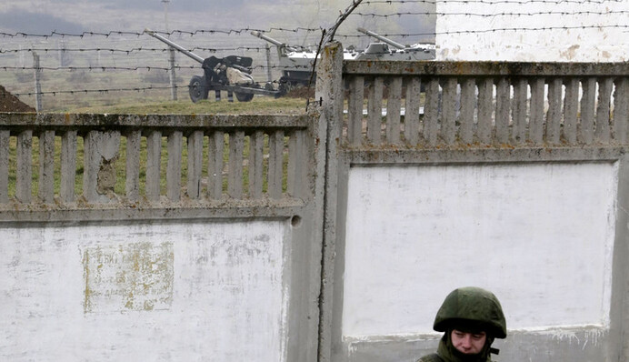 Стенка на стенку: Россия отгораживает Крым от материковой Украины руками зэков