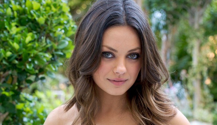 Голливудская звезда показалась на улицах Лос-Анджелеса в вышиванке