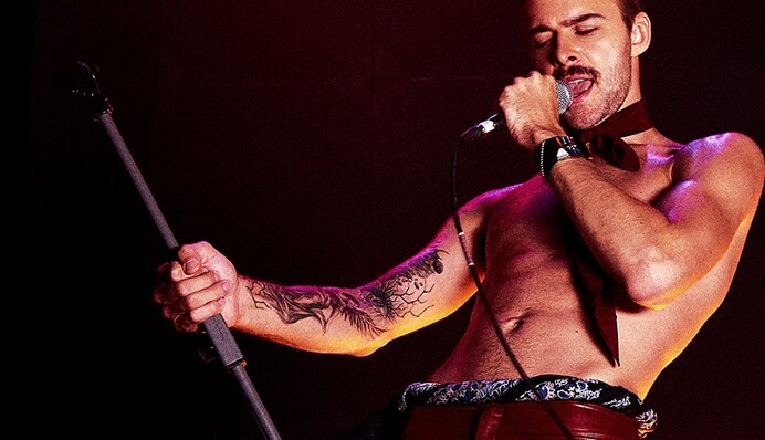 Украинский певец в образе прославленной рок-легенды примерил чулки и лосины