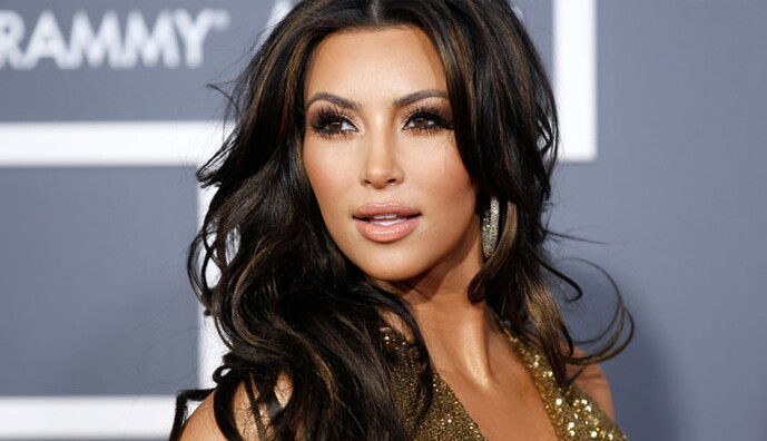 Любительница голых селфи взбудоражила сети пикантным платьем