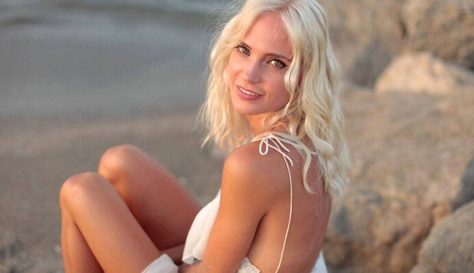 В сети раскритиковали вульгарный наряд известной российской певицы