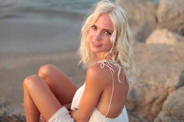 В сети раскритиковали вульгарный наряд известной российской певицы