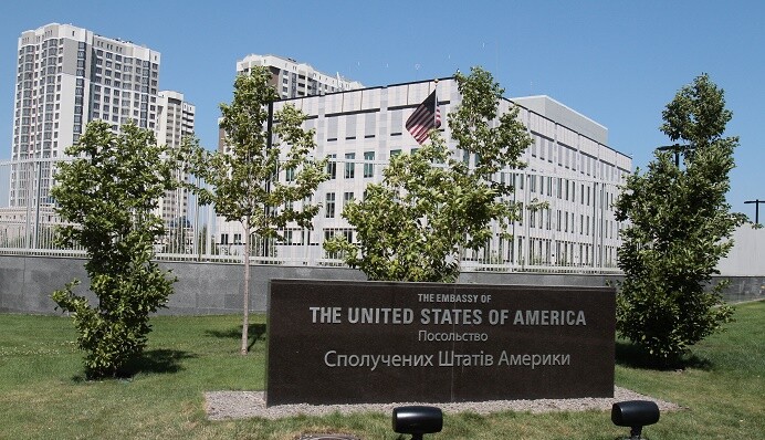 Для Обамы в Киеве устроили эротический пикет: опубликовано видео