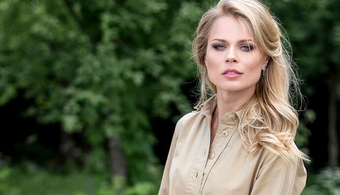 Популярная украинская телеведущая показала архивное свадебное фото