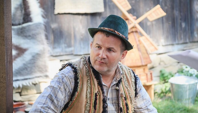 Популярный украинский телеведущий позабавил сети необычным образом